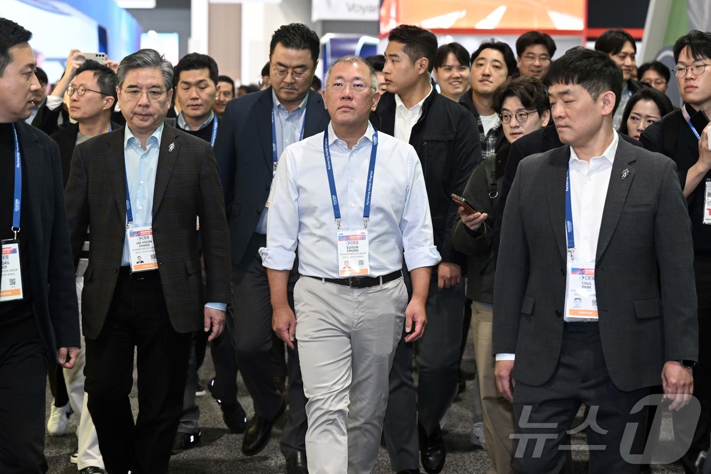 (라스베이거스=뉴스1) 황기선 기자 = 정의선 현대차그룹 회장이 세계 최대 가전·정보기술(IT) 전시회 'CES 2026'가 개막한 6일(현지시간) 미국 네바다주 라스베이거스 컨벤 …