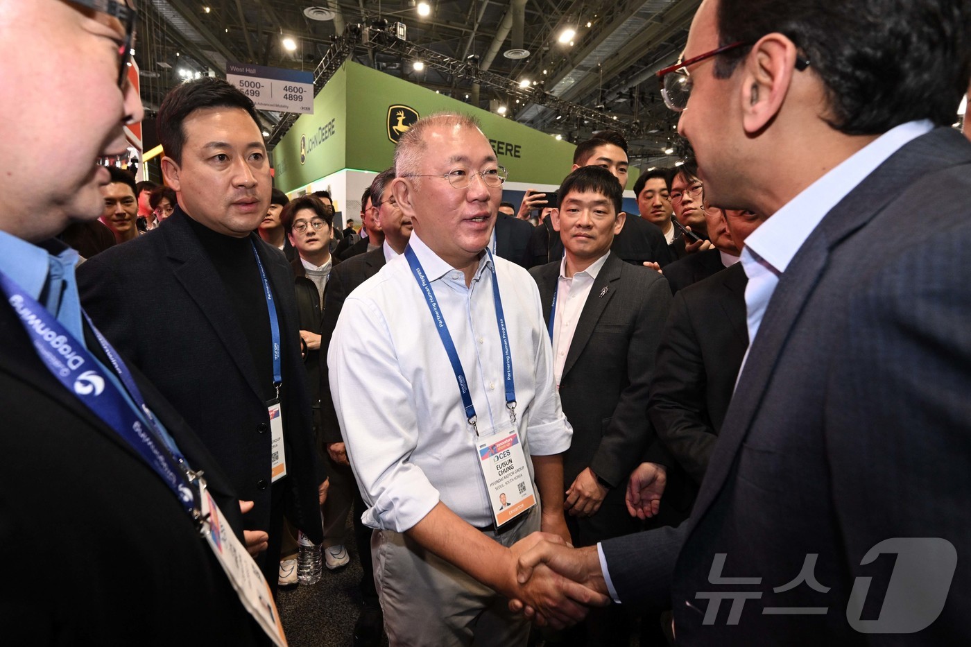 (라스베이거스=뉴스1) 황기선 기자 = 정의선 현대차그룹 회장이 세계 최대 가전·정보기술(IT) 전시회 'CES 2026'가 개막한 6일(현지시간) 미국 네바다주 라스베이거스 컨벤 …