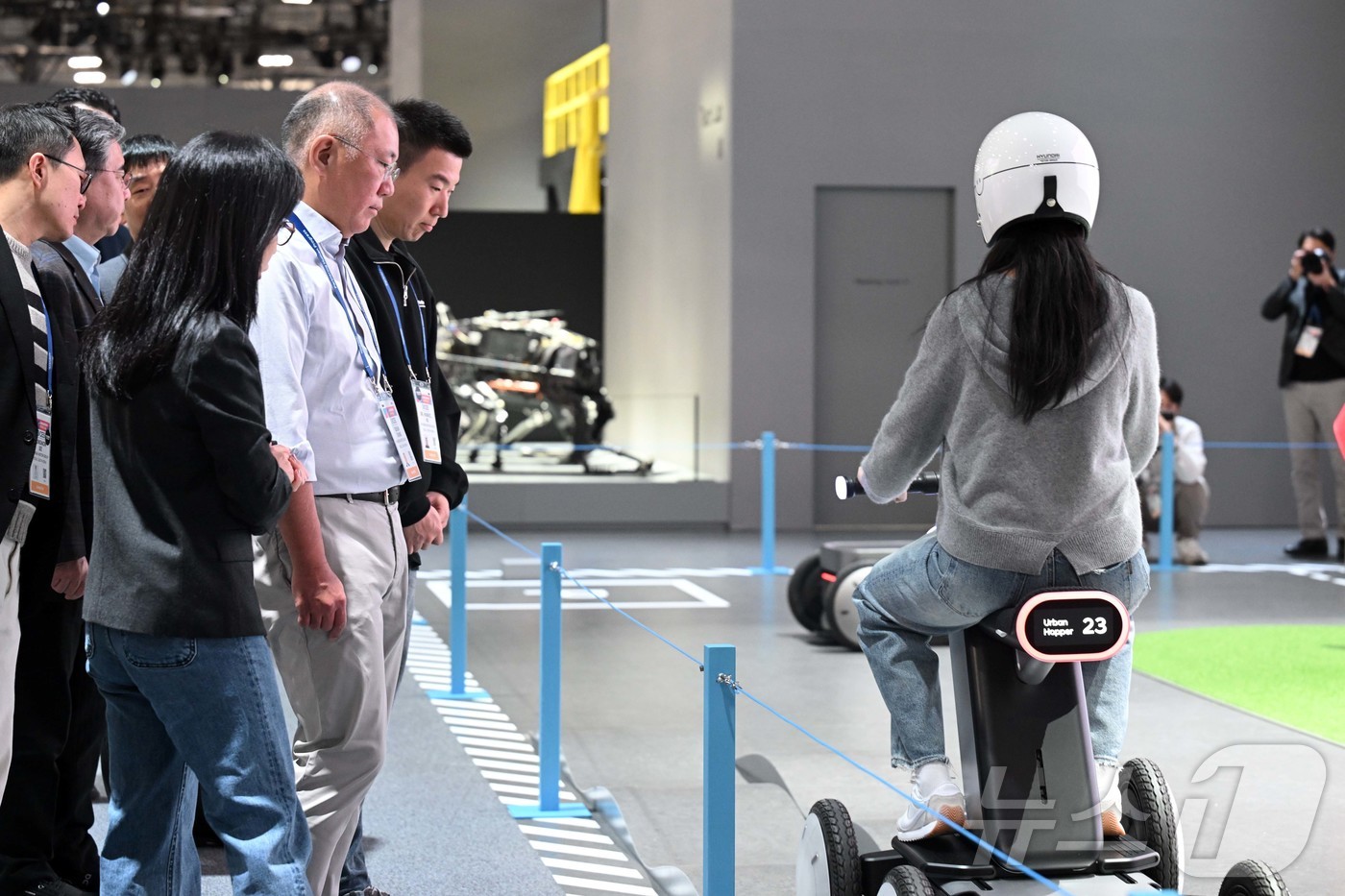 (라스베이거스=뉴스1) 황기선 기자 = 정의선 현대차그룹 회장이 세계 최대 가전·정보기술(IT) 전시회 'CES 2026'가 개막한 6일(현지시간) 미국 네바다주 라스베이거스 컨벤 …