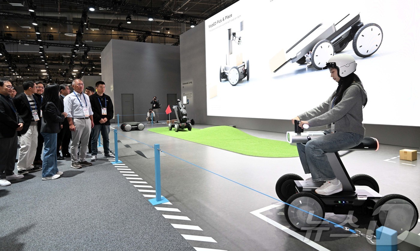 (라스베이거스=뉴스1) 황기선 기자 = 정의선 현대차그룹 회장이 세계 최대 가전·정보기술(IT) 전시회 'CES 2026'가 개막한 6일(현지시간) 미국 네바다주 라스베이거스 컨벤 …