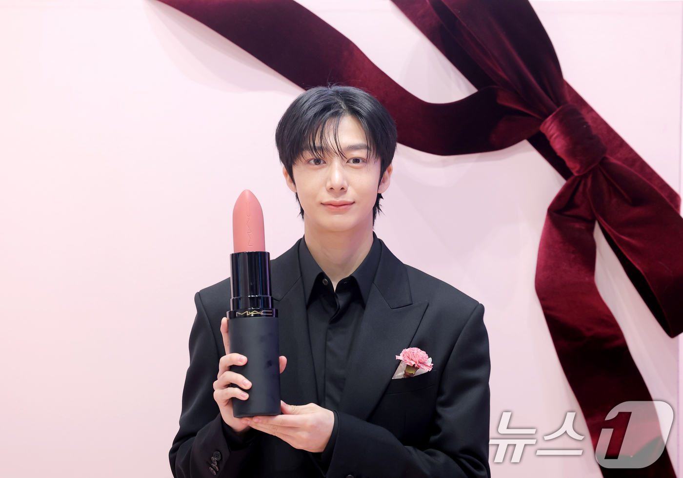 (서울=뉴스1) 권현진 기자 = 몬스타엑스 형원이 7일 서울 성동구 무신사 스토어 성수 대림창고에서 열린 뷰티 브랜드 '맥, NEW 파우더 키스 컬렉션' 팝업 행사에 참석해 포즈를 …