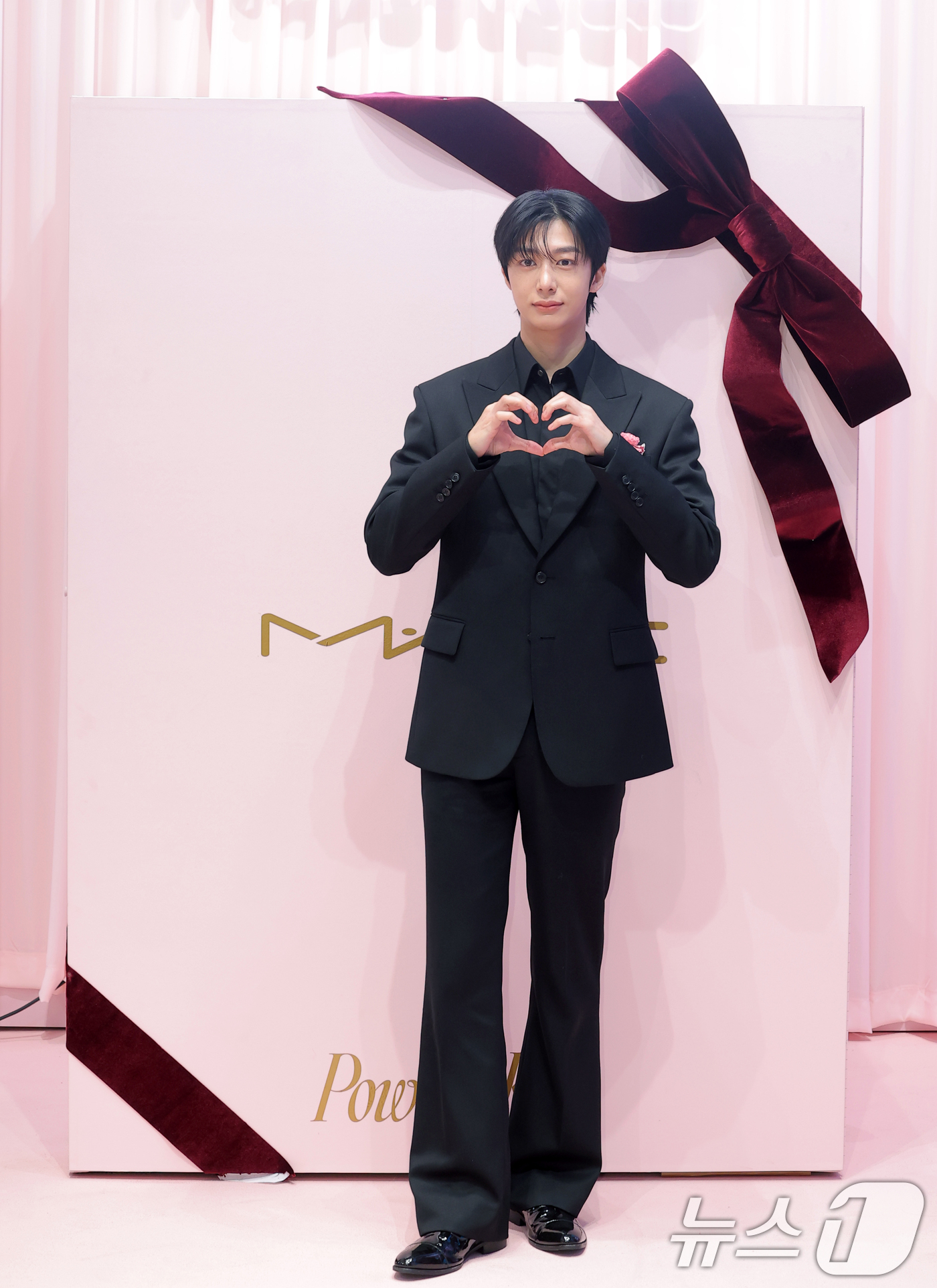 (서울=뉴스1) 권현진 기자 = 몬스타엑스 형원이 7일 서울 성동구 무신사 스토어 성수 대림창고에서 열린 뷰티 브랜드 '맥, NEW 파우더 키스 컬렉션' 팝업 행사에 참석해 포즈를 …