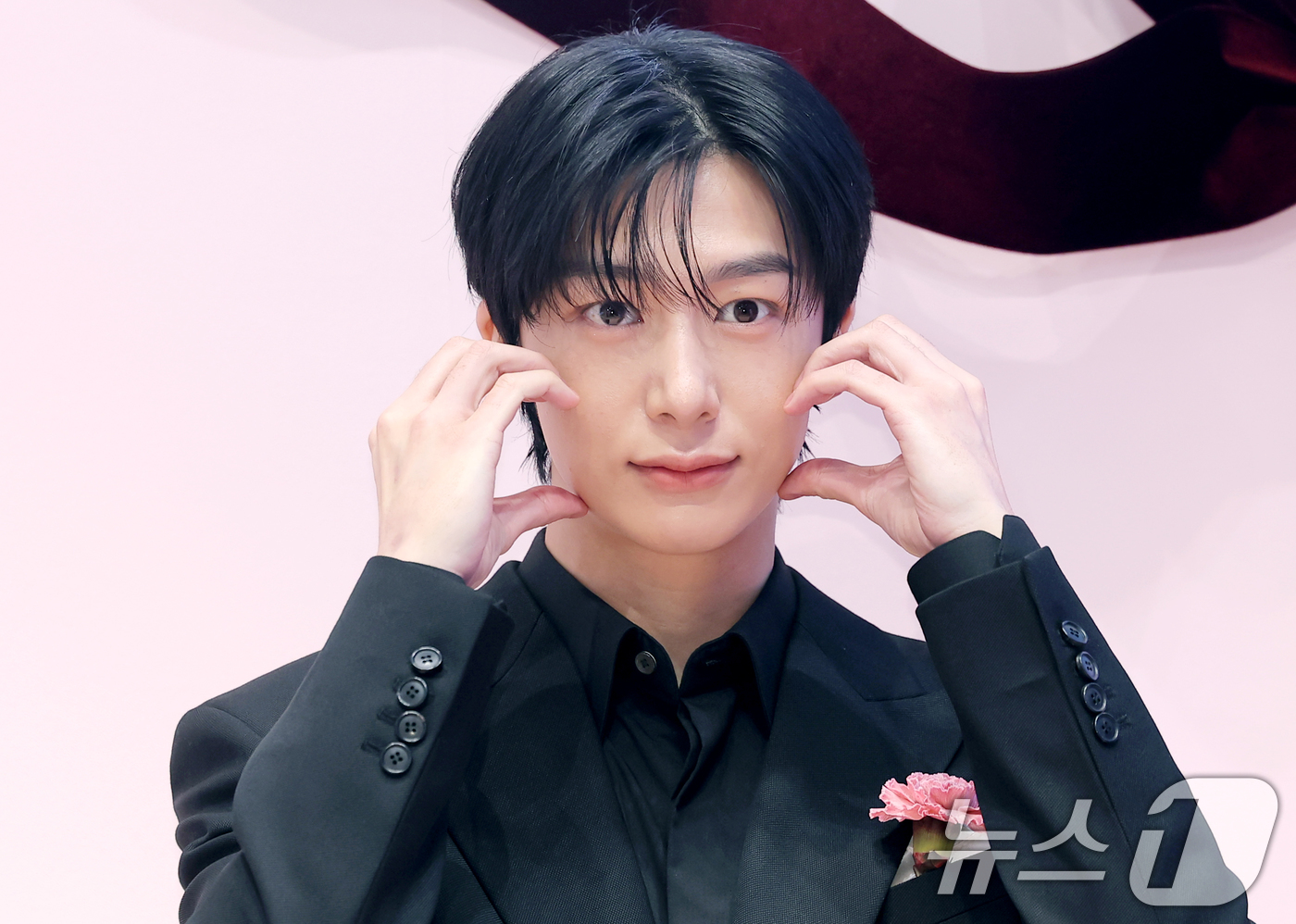 (서울=뉴스1) 권현진 기자 = 몬스타엑스 형원이 7일 서울 성동구 무신사 스토어 성수 대림창고에서 열린 뷰티 브랜드 '맥, NEW 파우더 키스 컬렉션' 팝업 행사에 참석해 포즈를 …