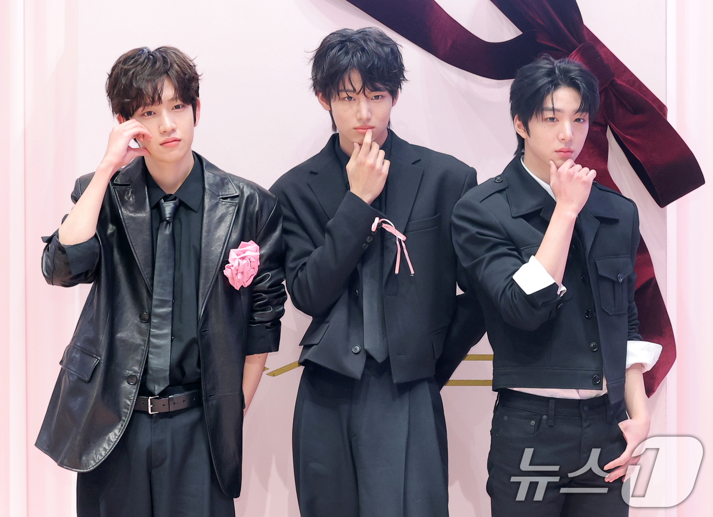 (서울=뉴스1) 권현진 기자 = 그룹 아이딧 김민재(왼쪽부터), 장용훈, 백준혁이 7일 서울 성동구 무신사 스토어 성수 대림창고에서 열린 뷰티 브랜드 '맥, NEW 파우더 키스 컬 …