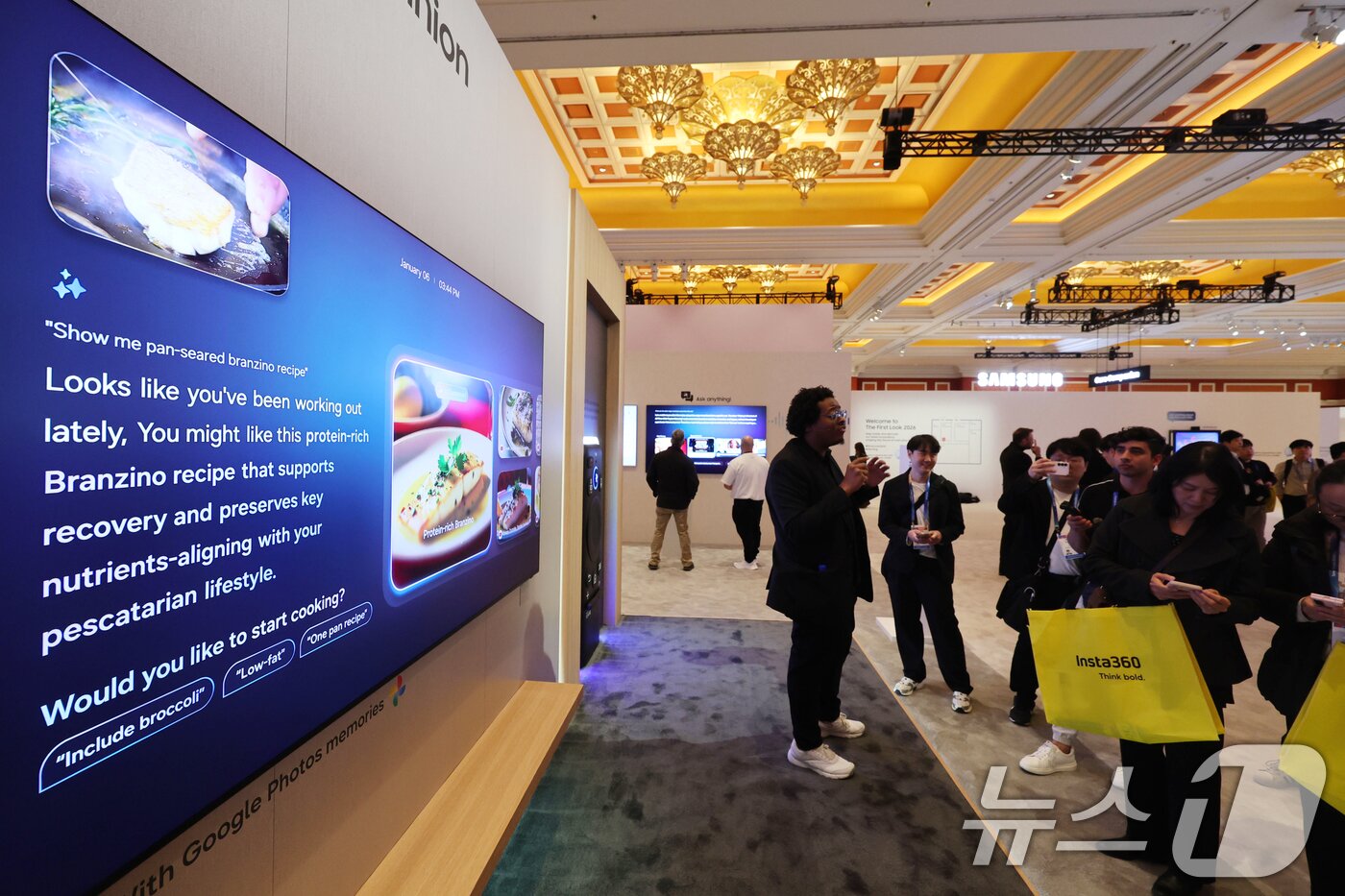 본문 이미지 - 세계 최대 IT(정보기술)·가전 전시회 'CES 2026' 개막 일인 6일(현지시간) 미국 네바다주 라스베이거스 윈호텔에 마련된 삼성전자 단독 전시장에서 관람객들이 제품을 살펴보고 있다. 2026.1.7/뉴스1 ⓒ News1 황기선 기자