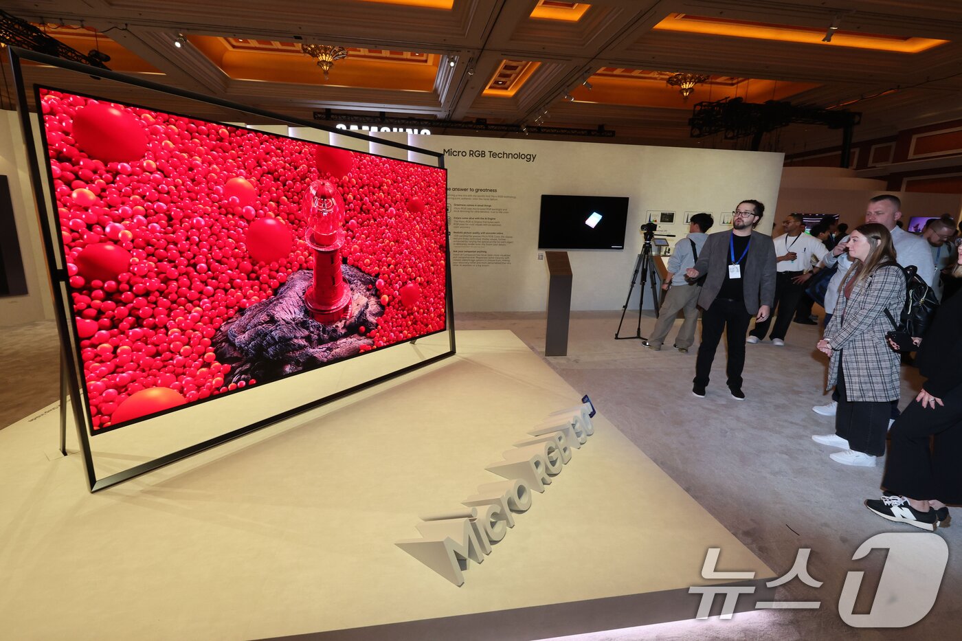 본문 이미지 - 세계 최대 IT(정보기술)·가전 전시회 'CES 2026' 개막 일인 6일(현지시간) 미국 네바다주 라스베이거스 윈호텔에 마련된 삼성전자 단독 전시장에서 관람객들이 제품을 살펴보고 있다. 2026.1.7/뉴스1 ⓒ News1 황기선 기자