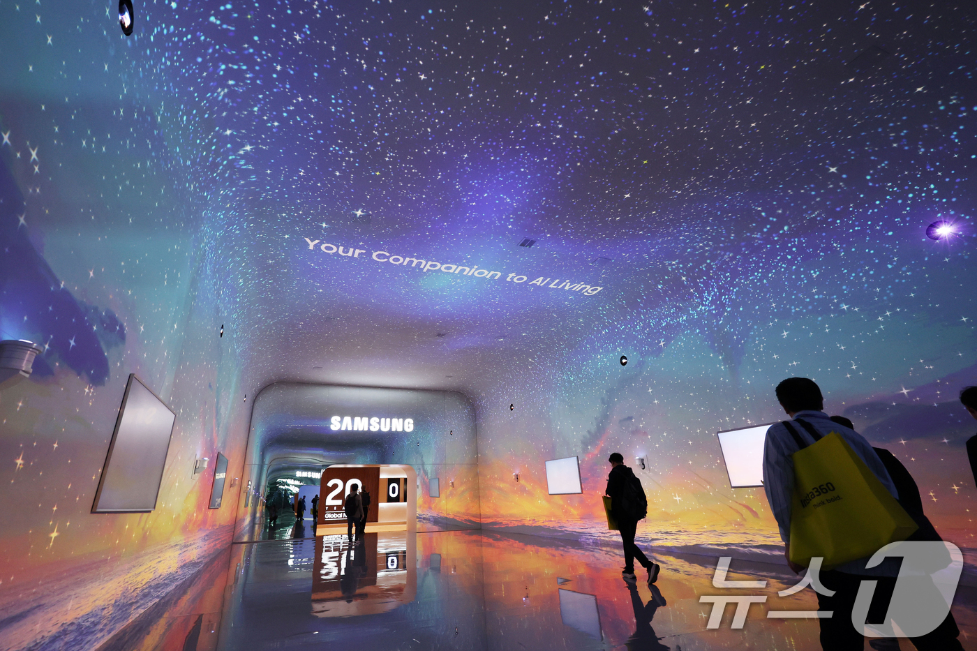 (라스베이거스=뉴스1) 황기선 기자 = 세계 최대 IT(정보기술)·가전 전시회 'CES 2026' 개막 일인 6일(현지시간) 미국 네바다주 라스베이거스 윈호텔에 마련된 삼성전자 단 …