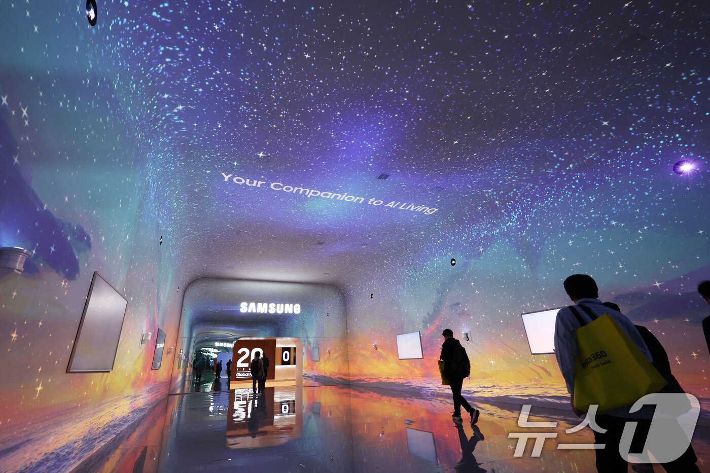 본문 이미지 - 세계 최대 IT(정보기술)·가전 전시회 'CES 2026' 개막 일인 6일(현지시간) 미국 네바다주 라스베이거스 윈호텔에 마련된 삼성전자 단독 전시장에서 관람객들이 입장하고 있다. 2026.1.7/뉴스1 ⓒ News1 황기선 기자