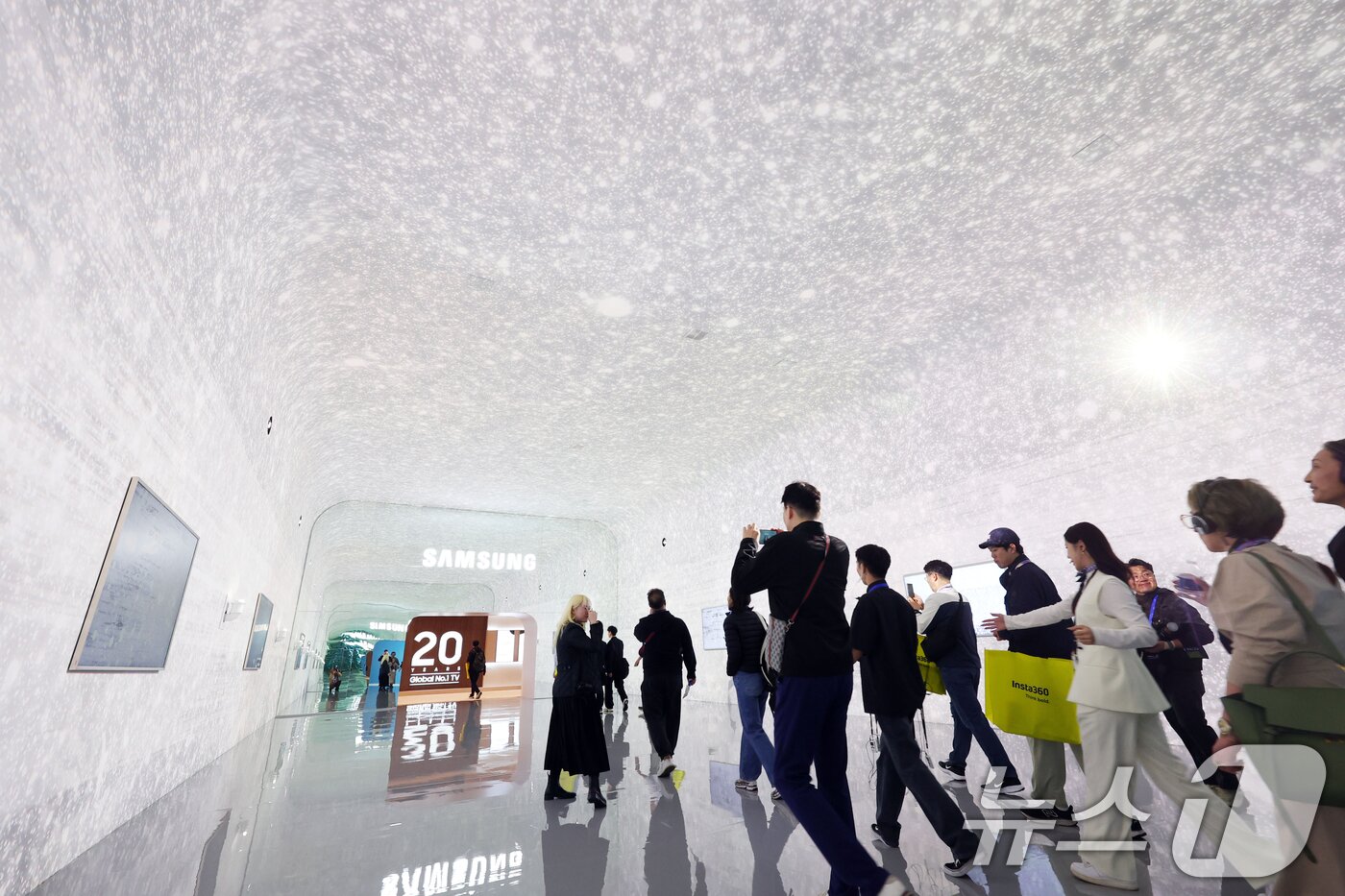 본문 이미지 - 세계 최대 IT(정보기술)·가전 전시회 'CES 2026' 개막 일인 6일(현지시간) 미국 네바다주 라스베이거스 윈호텔에 마련된 삼성전자 단독 전시장에서 관람객들이 입장하고 있다. 2026.1.7/뉴스1 ⓒ News1 황기선 기자