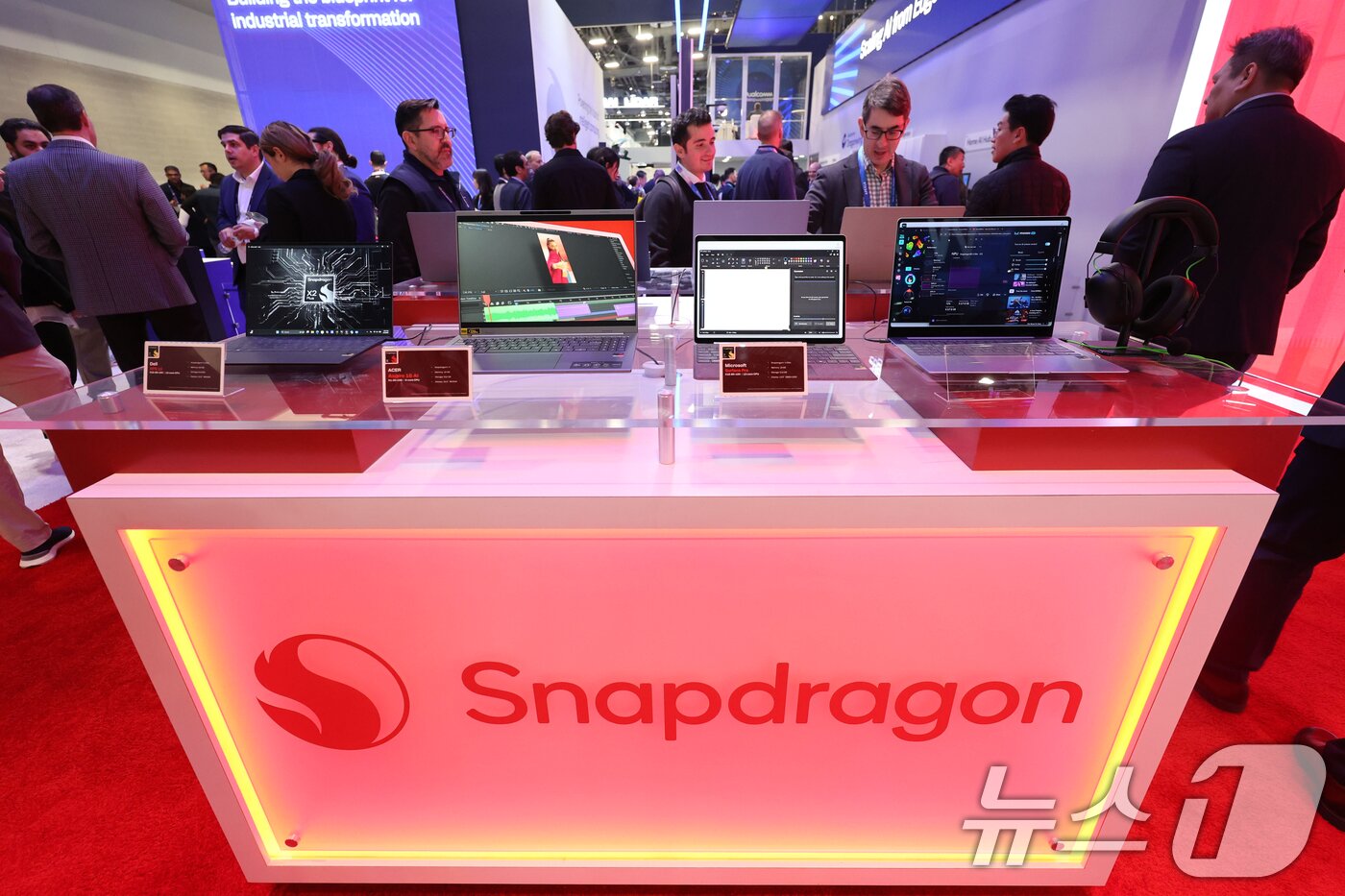 본문 이미지 - 세계 최대 IT(정보기술)·가전 전시회 'CES 2026' 개막 일인 6일(현지시간) 미국 네바다주 라스베이거스 컨벤션센터(LVCC)에서 스냅드래곤 부스를 찾은 관람객들이 제품을 살펴보고 있다. 2026.1.7/뉴스1 ⓒ News1 황기선 기자