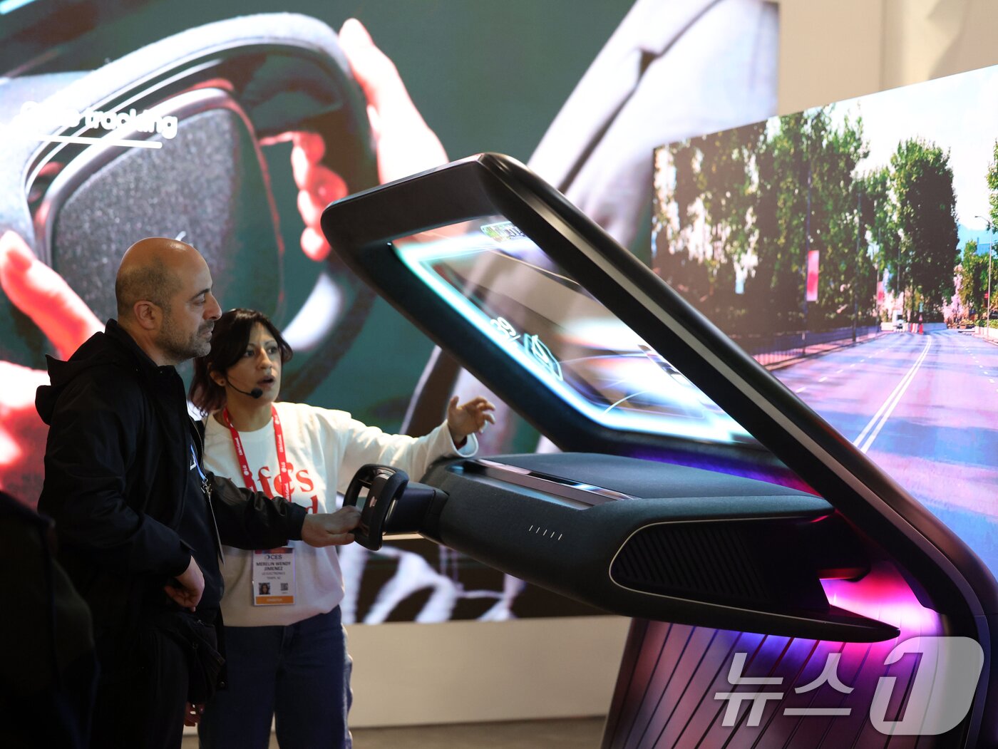 본문 이미지 - 세계 최대 IT(정보기술)·가전 전시회 'CES 2026' 개막 일인 6일(현지시간) 미국 네바다주 라스베이거스 컨벤션센터(LVCC)에서 LG 부스를 찾은 관람객들이 제품을 살펴보고 있다. 2026.1.7/뉴스1 ⓒ News1 황기선 기자