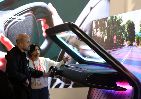 [CES 2026]LG 부스 살펴보는 관람객들