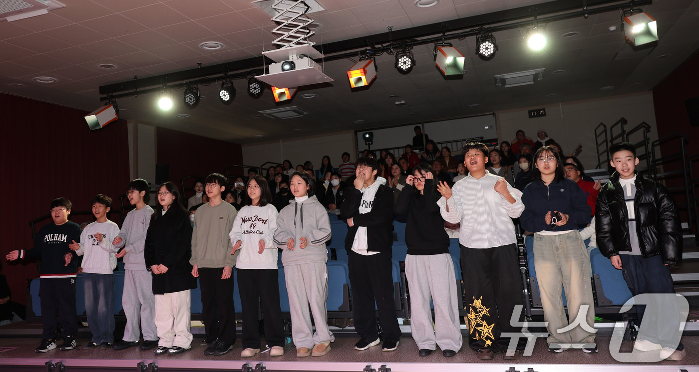 (광주=뉴스1) 박지현 기자 = 4일 오전 광주 동구 광주중앙초등학교 제81회 졸업생 12명 전원이 마지막으로 교가를 제창하고 있다.  2026.1.7/뉴스1