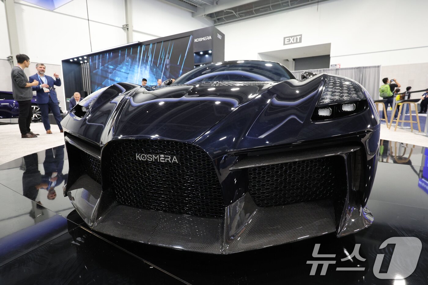 본문 이미지 - 세계 최대 IT(정보기술)·가전 전시회 'CES 2026' 개막 일인 6일(현지시간) 미국 네바다주 라스베이거스 컨벤션센터(LVCC)에서 코스메라 부스를 찾은 관람객들이 제품을 살펴보고 있다. 2026.1.7/뉴스1 ⓒ News1 황기선 기자