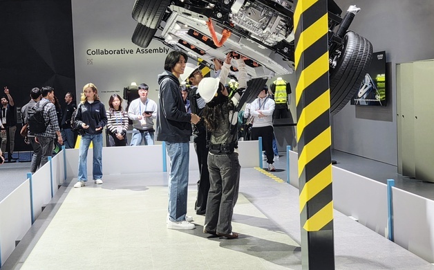 "원더풀! 아틀라스·스팟"…현대차 CES 부스, 로봇 시연에 '들썩'