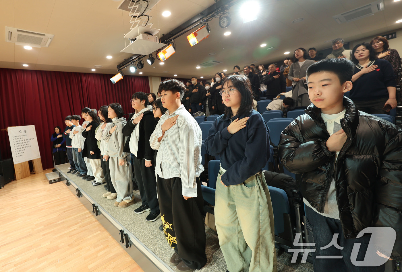 (광주=뉴스1) 박지현 기자 = 4일 오전 광주 동구 광주중앙초등학교 제81회 졸업생 12명이 졸업식에서 국기에 대한 경례하고 있다.  2026.1.7/뉴스1