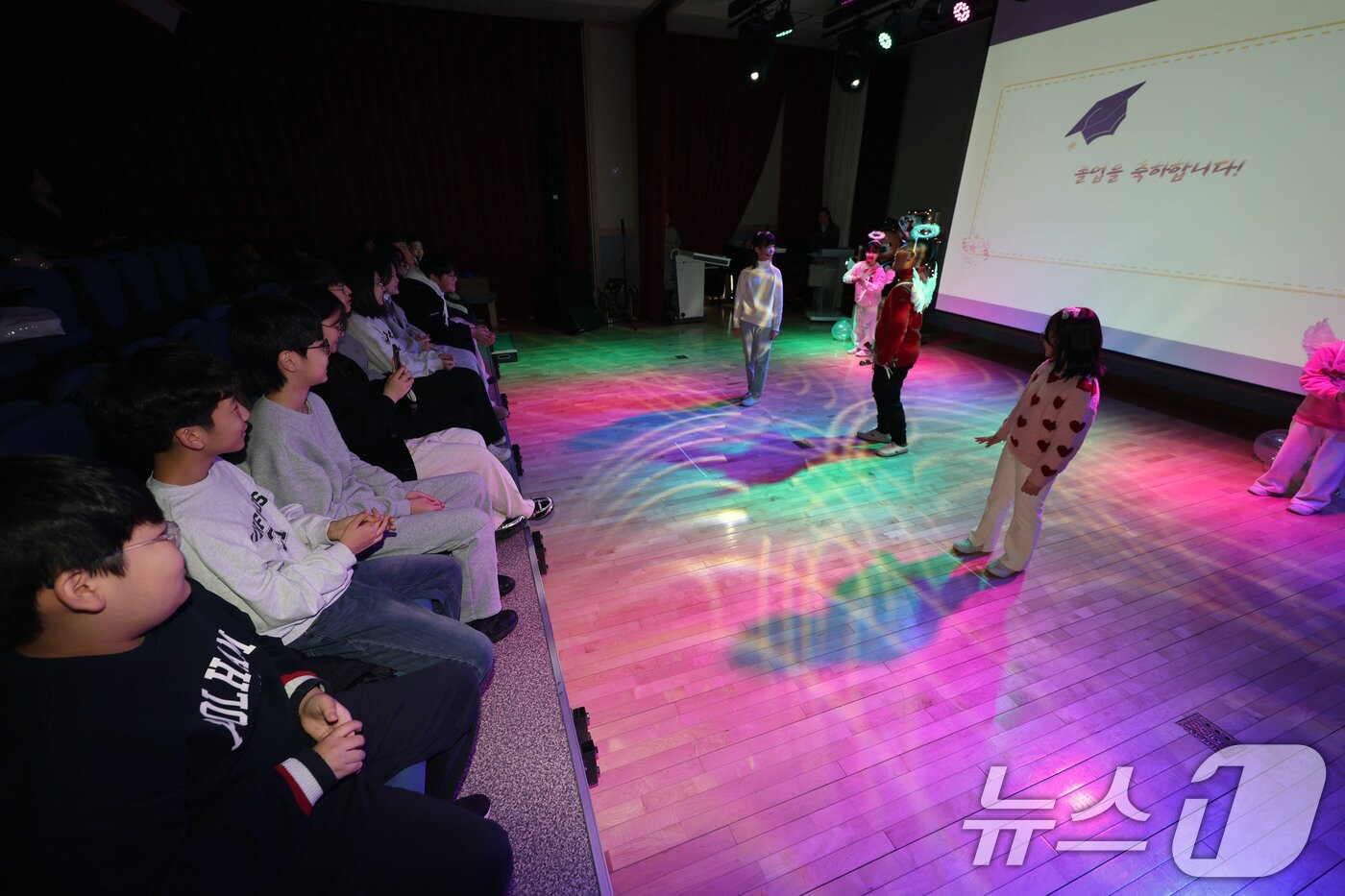 본문 이미지 - 7일 오전 광주 동구 광주중앙초등학교 제81회 졸업생 12명이 후배들이 준비한 기념 공연을 즐기고 있다. ⓒ News1 박지현 기자