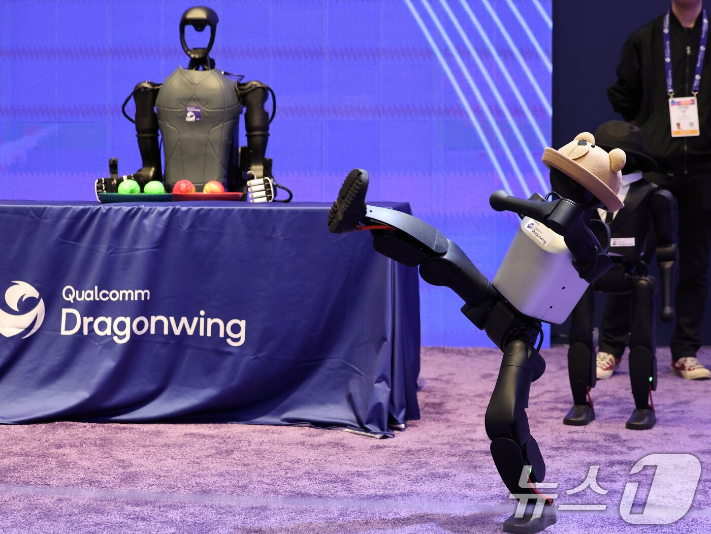 본문 이미지 - 세계 최대 IT(정보기술)·가전 전시회 'CES 2026' 개막 일인 6일(현지시간) 미국 네바다주 라스베이거스 컨벤션센터(LVCC)에서 퀄컴의 로봇이 시연을 하고 있다. 2026.1.7/뉴스1 ⓒ News1 황기선 기자