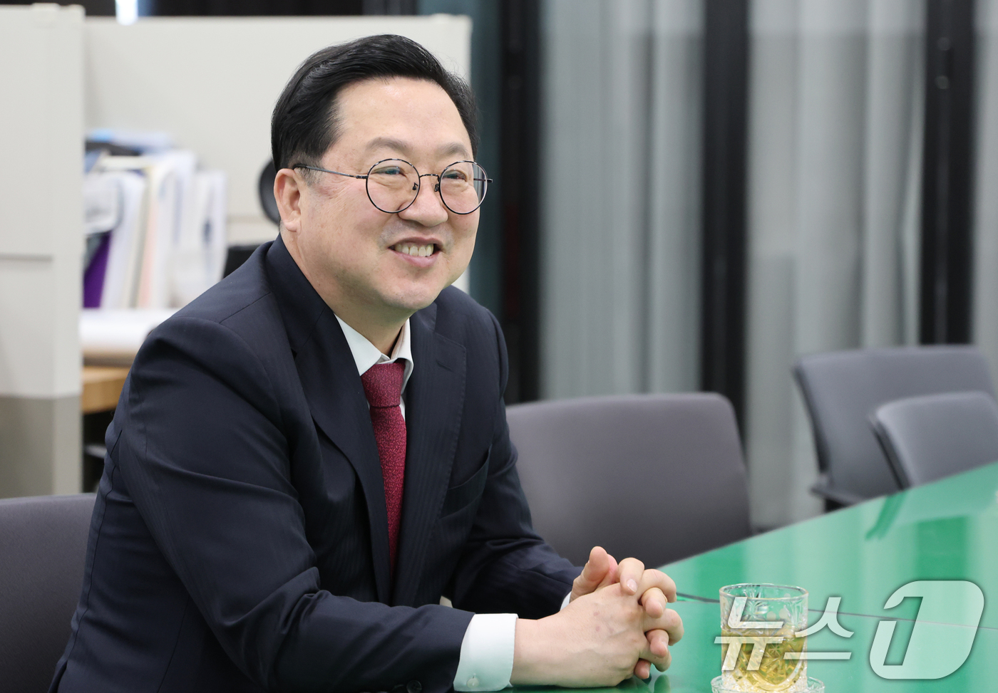 (대전=뉴스1) 김기태 기자 = 이장우 대전시장이 7일 오전 시청 기자실에서 출입기자들과 행정통합 관련 간담회를 하고 있다.  2026.1.7/뉴스1