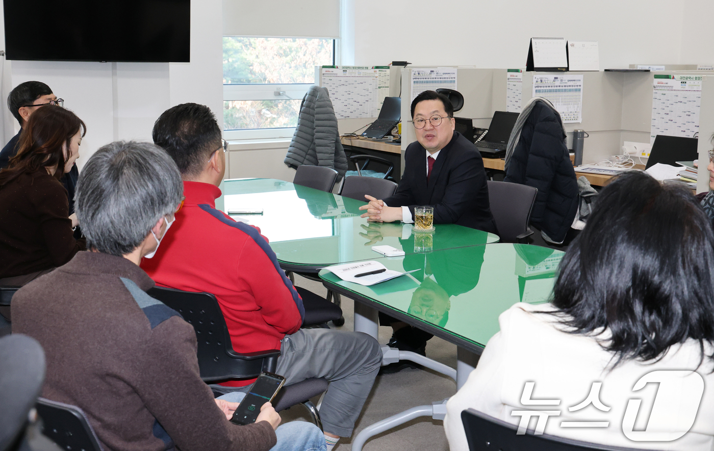 (대전=뉴스1) 김기태 기자 = 이장우 대전시장이 7일 오전 시청 기자실에서 출입기자들과 행정통합 관련 간담회를 하고 있다.  2026.1.7/뉴스1