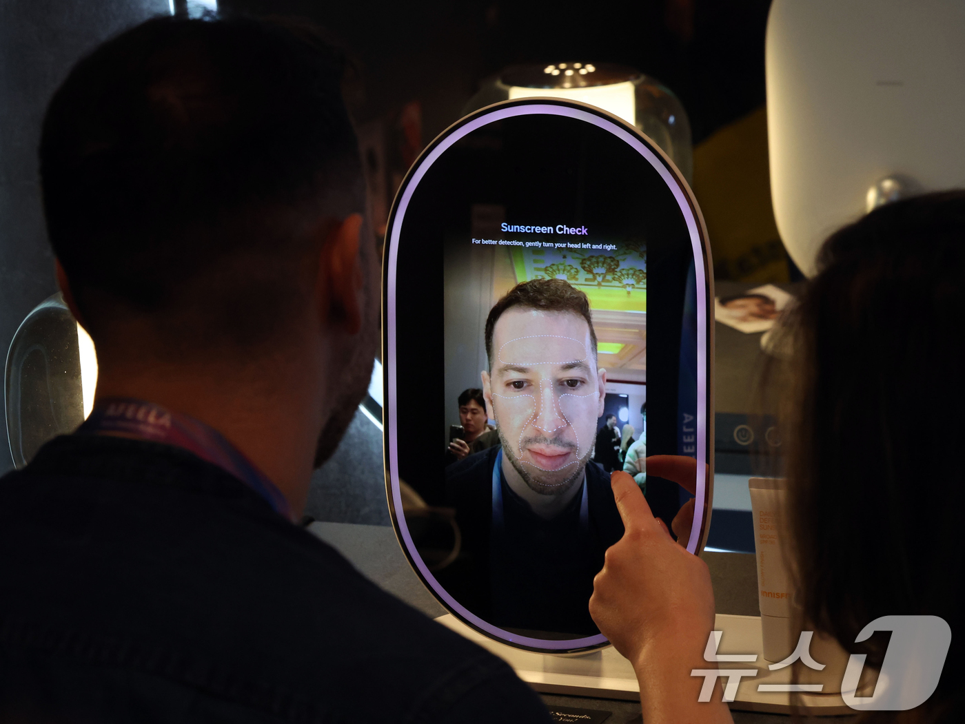 (라스베이거스=뉴스1) 황기선 기자 = 세계 최대 IT(정보기술)·가전 전시회 'CES 2026' 개막일인 6일(현지시간) 미국 네바다주 라스베이거스 윈호텔에 마련된 삼성전자 단독 …