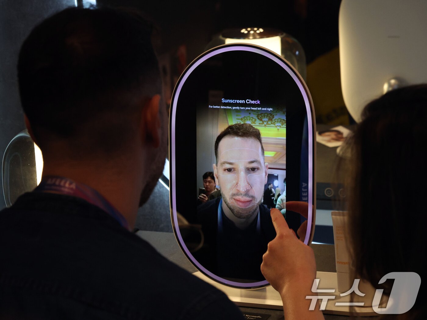 본문 이미지 - 세계 최대 IT(정보기술)·가전 전시회 'CES 2026' 개막일인 6일(현지시간) 미국 네바다주 라스베이거스 윈호텔에 마련된 삼성전자 단독 전시장에서 관람객들이 아모레퍼시픽과 함께 제작한 '스킨사이트'를 체험하고 있다. 이제품은 피부 노화 원인을 실시간으로 분석하고 개인 맞춤 솔루션을 제시하는 것이 특징이다. 2026.1.7/뉴스1 ⓒ News1 황기선 기자