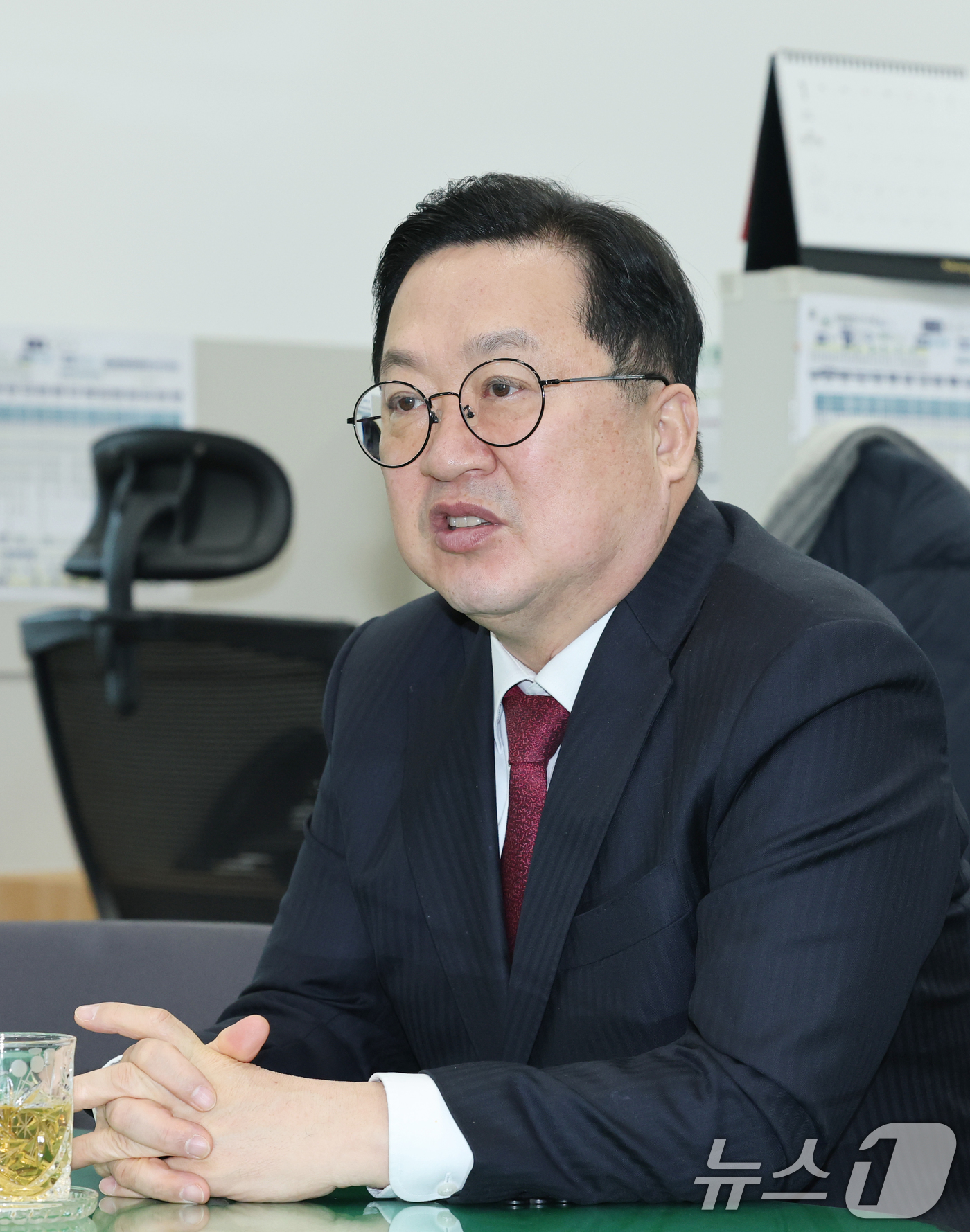 (대전=뉴스1) 김기태 기자 = 이장우 대전시장이 7일 오전 시청 기자실에서 출입기자들과 행정통합 관련 간담회를 하고 있다.  2026.1.7/뉴스1