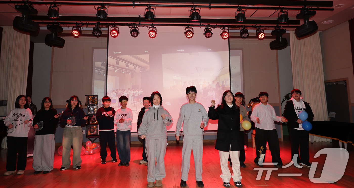 (광주=뉴스1) 박지현 기자 = 4일 오전 광주 동구 광주중앙초등학교 제81회 졸업생 12명이 학부모와 선생님들을 위한 졸업 기념 무대에 올라 공연하고 있다. 2026.1.7/뉴스 …