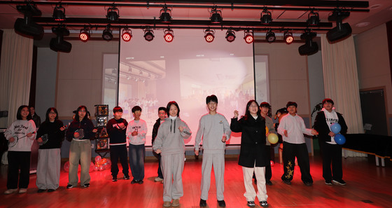 [르포] 전교생 22명 중 12명 졸업…"울지 않기로 했는데 자꾸"