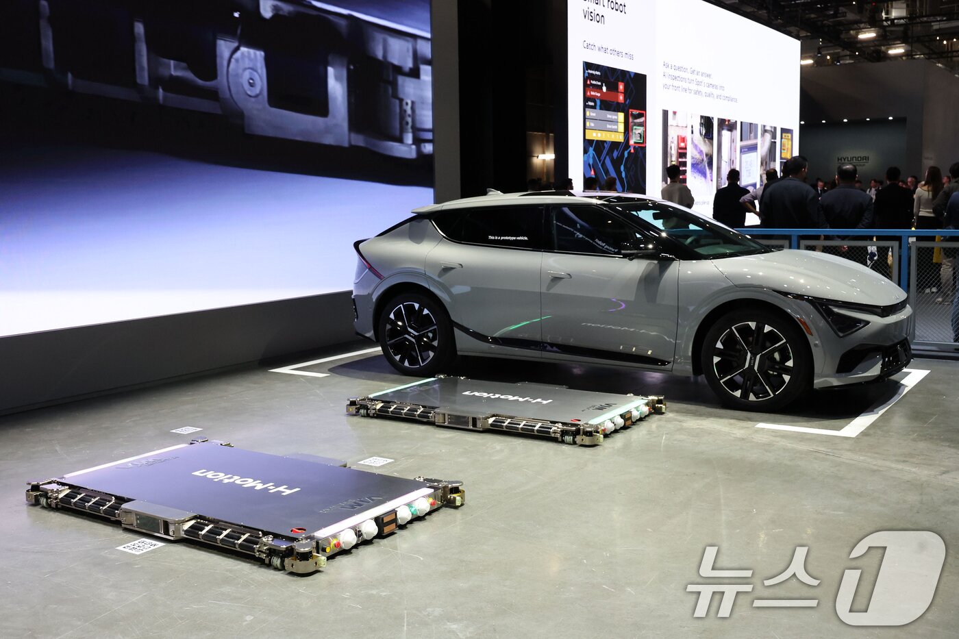 본문 이미지 - 세계 최대 IT(정보기술)·가전 전시회 'CES 2026' 개막 일인 6일(현지시간) 미국 네바다주 라스베이거스 컨벤션센터(LVCC)에서 현대자동차그룹 부스를 찾은 관람객들이 주차로봇 'M-모션'를 살펴보고 있다. 2026.1.7/뉴스1 ⓒ News1 황기선 기자