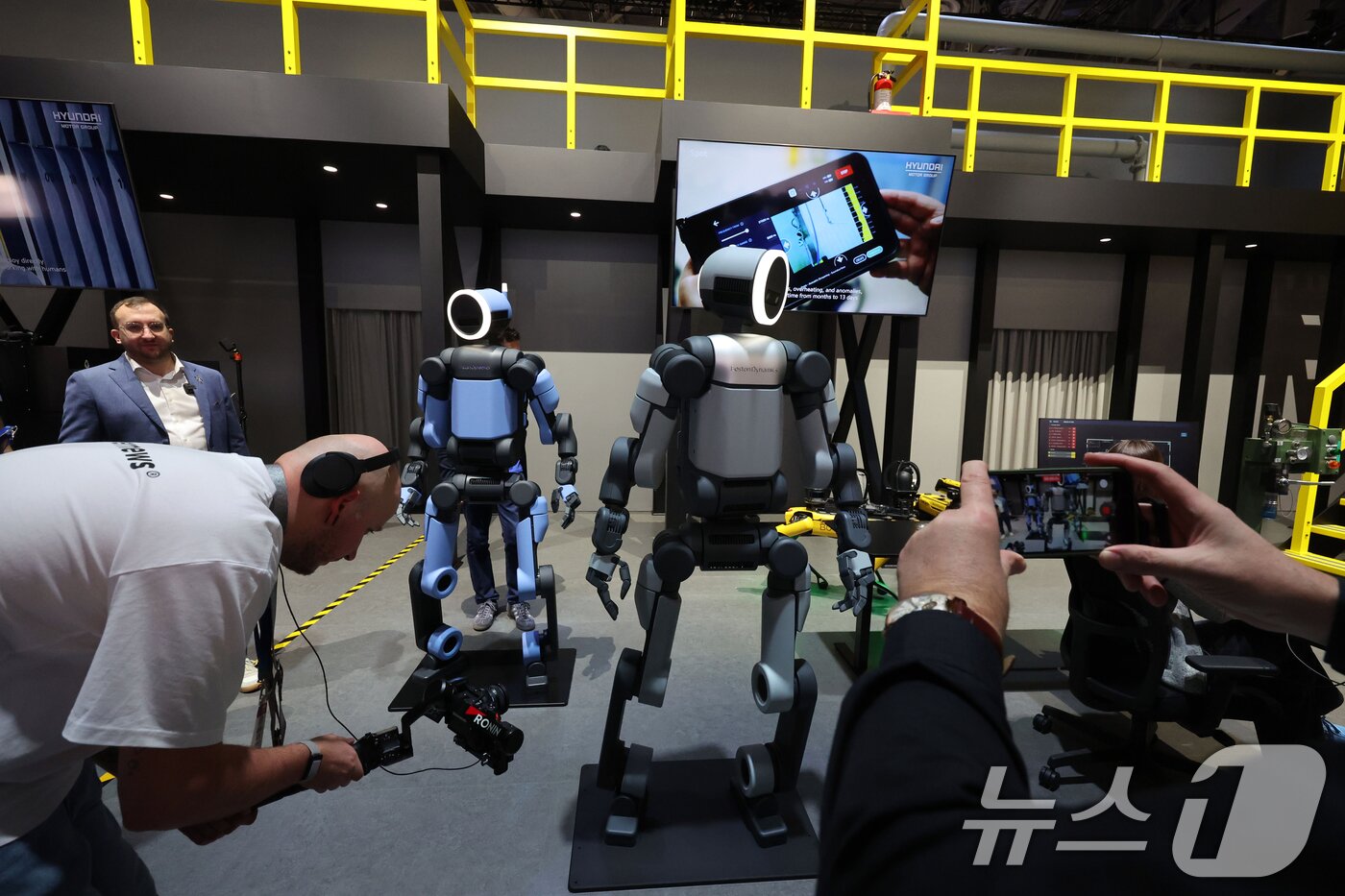 본문 이미지 - 세계 최대 IT(정보기술)·가전 전시회 'CES 2026' 개막 일인 6일(현지시간) 미국 네바다주 라스베이거스 컨벤션센터(LVCC)에서 현대자동차그룹 부스를 찾은 관람객들이 '아틀라스'를 살펴보고 있다. 2026.1.7/뉴스1 ⓒ News1 황기선 기자