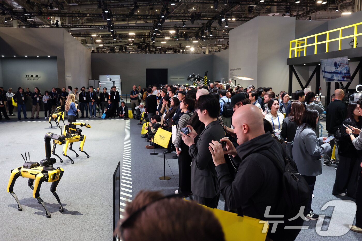 본문 이미지 - 세계 최대 IT(정보기술)·가전 전시회 'CES 2026' 개막 일인 6일(현지시간) 미국 네바다주 라스베이거스 컨벤션센터(LVCC)에서 현대자동차그룹 부스를 찾은 관람객들이 로봇개 '스팟'을 살펴보고 있다. 2026.1.7/뉴스1 ⓒ News1 황기선 기자