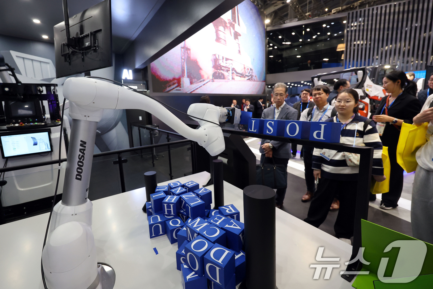 (라스베이거스=뉴스1) 황기선 기자 = 세계 최대 IT(정보기술)·가전 전시회 'CES 2026' 개막 일인 6일(현지시간) 미국 네바다주 라스베이거스 컨벤션센터(LVCC)에서 두 …