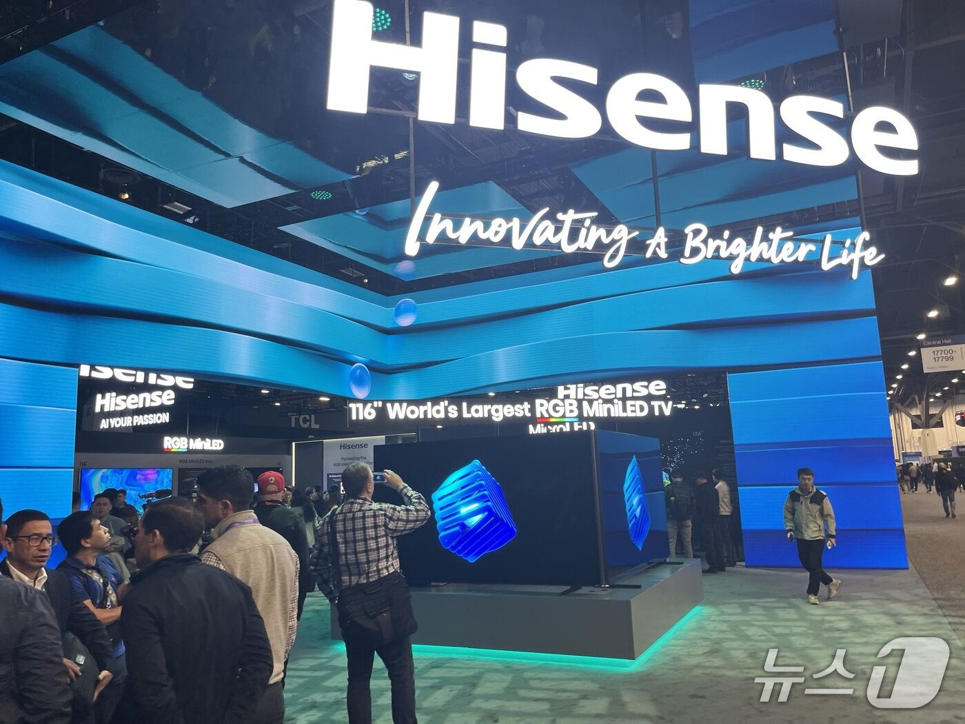 본문 이미지 - 중국기업 하이센스가 CES 2026이 열린 라스베이거스 컨벤션 센터(LVCC) 센트럴홀에 마련한 부스 모습. 2026.1.7/뉴스1 ⓒ News1 원태성 기자