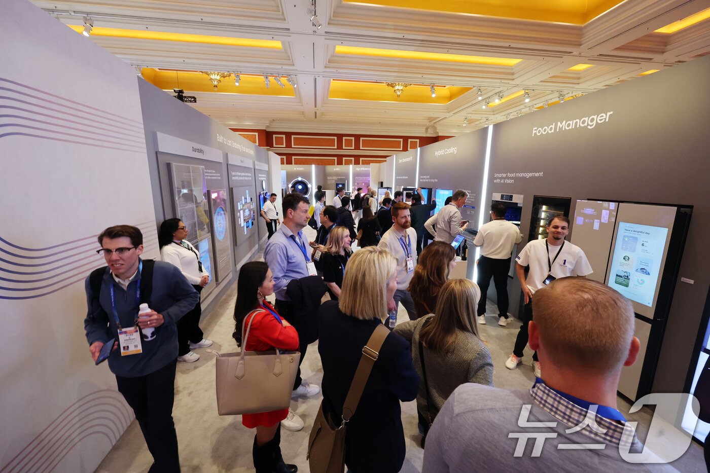 본문 이미지 - 세계 최대 IT(정보기술)·가전 전시회 'CES 2026' 개막일인 6일(현지시간) 미국 네바다주 라스베이거스 윈호텔에 마련된 삼성전자 단독 전시장에서 관람객들이 제품을 살펴보고 있다. 2026.1.7/뉴스1 ⓒ News1 황기선 기자