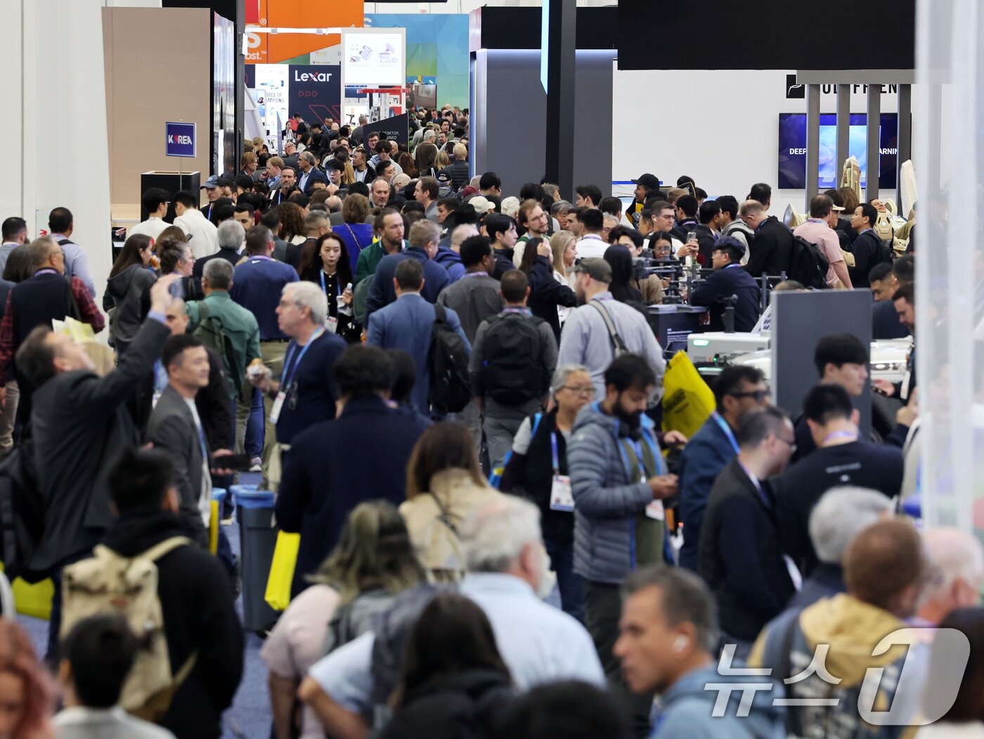 본문 이미지 - 세계 최대 IT(정보기술)·가전 전시회 'CES 2026' 개막 일인 6일(현지시간) 미국 네바다주 라스베이거스 컨벤션센터(LVCC)가 인파로 북적이고 있다. 2026.1.7/뉴스1 ⓒ News1 황기선 기자