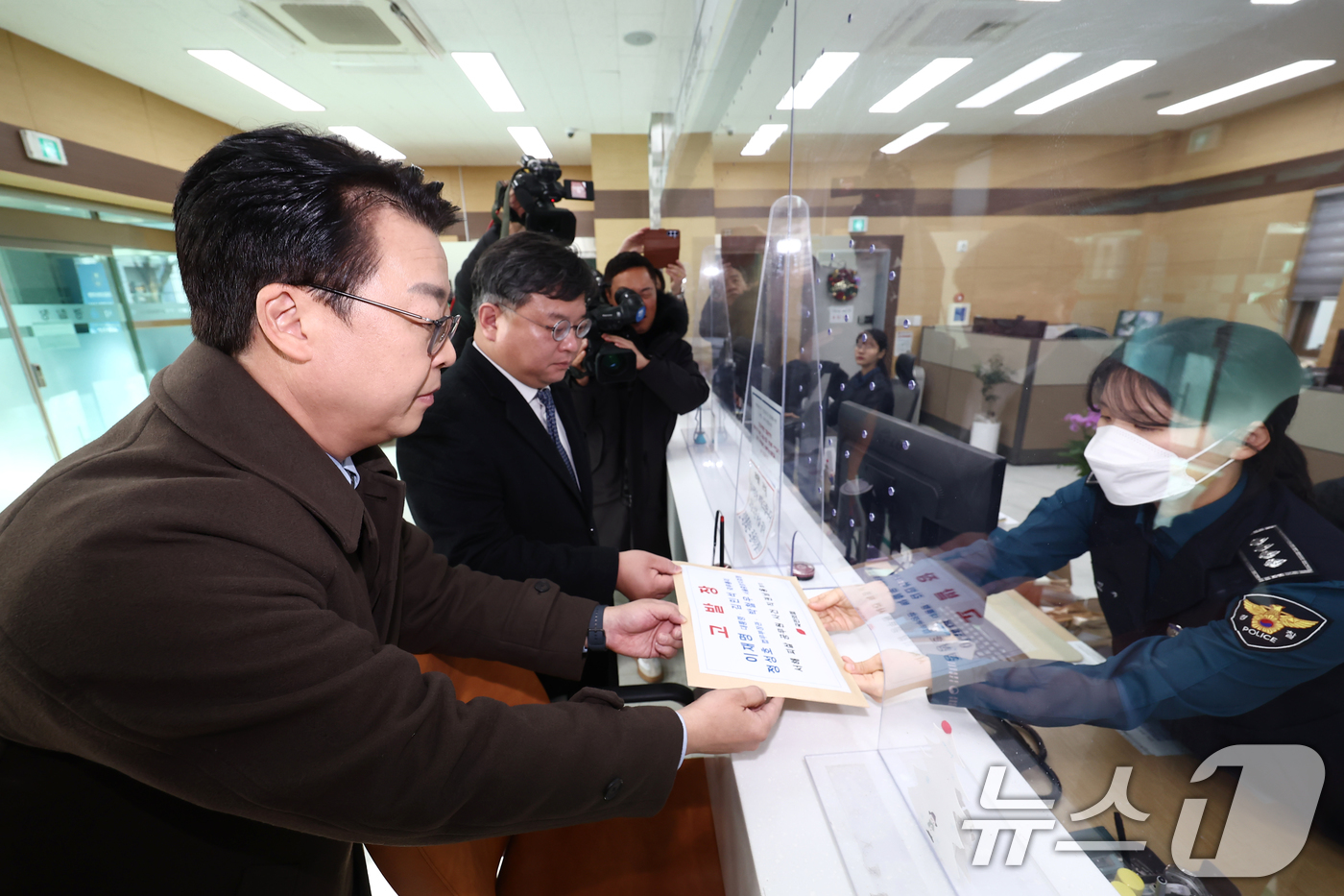 (서울=뉴스1) 김민지 기자 = 국민의힘 법률자문위원회 곽규택 위원장(왼쪽)과 김기윤 부위원장이 7일 서울 종로구 서울경찰청 민원실을 찾아 이재명 대통령과 김민석 국무총리, 정성호 …