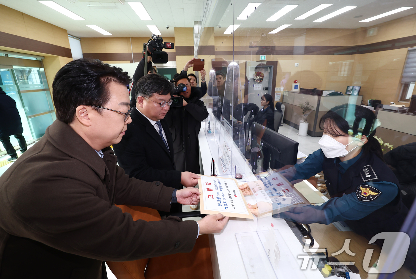 (서울=뉴스1) 김민지 기자 = 국민의힘 법률자문위원회 곽규택 위원장(왼쪽)과 김기윤 부위원장이 7일 서울 종로구 서울경찰청 민원실을 찾아 이재명 대통령과 김민석 국무총리, 정성호 …