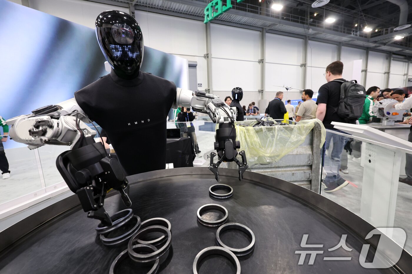 본문 이미지 - 세계 최대 IT(정보기술)·가전 전시회 'CES 2026' 개막 일인 6일(현지시간) 미국 네바다주 라스베이거스 컨벤션센터(LVCC)에서 샤플러 부스를 찾은 관람객들이 로봇 제품을 살펴보고 있다. 2026.1.7/뉴스1 ⓒ News1 황기선 기자