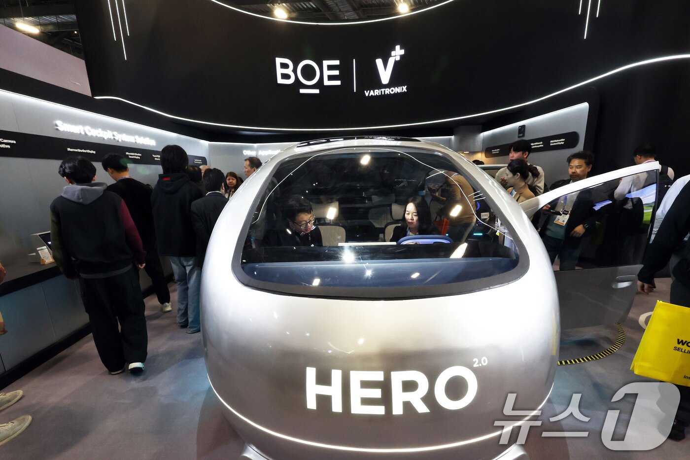 본문 이미지 - 세계 최대 IT(정보기술)·가전 전시회 'CES 2026' 개막 일인 6일(현지시간) 미국 네바다주 라스베이거스 컨벤션센터(LVCC)에서 BOE 부스를 찾은 관람객들이 제품을 살펴보고 있다. 2026.1.7/뉴스1 ⓒ News1 황기선 기자