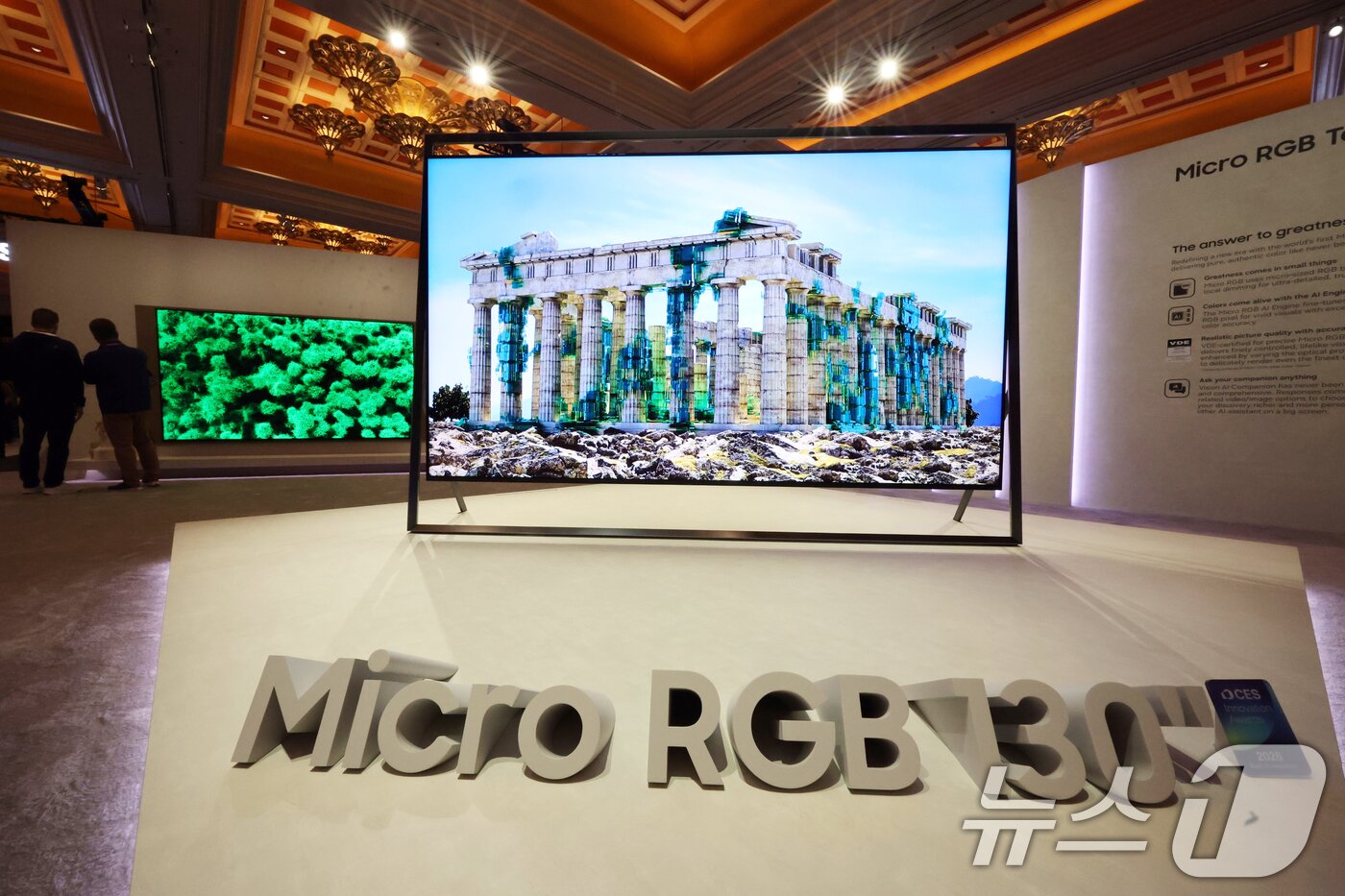 본문 이미지 - 세계 최대 IT(정보기술)·가전 전시회 'CES 2026' 개막 일인 6일(현지시간) 미국 네바다주 라스베이거스 윈호텔에 마련된 삼성전자 단독 전시장에서 관람객들이 '마이크로 RGB TV'을 살펴보고 있다. 2026.1.7/뉴스1 ⓒ News1 황기선 기자