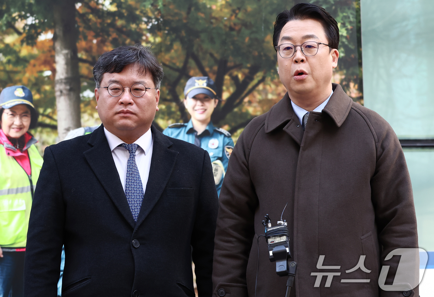 (서울=뉴스1) 김민지 기자 = 국민의힘 법률자문위원회 곽규택 위원장(오른쪽)과 김기윤 부위원장이 7일 서울 종로구 서울경찰청 민원실에서 이재명 대통령과 김민석 국무총리, 정성호 …