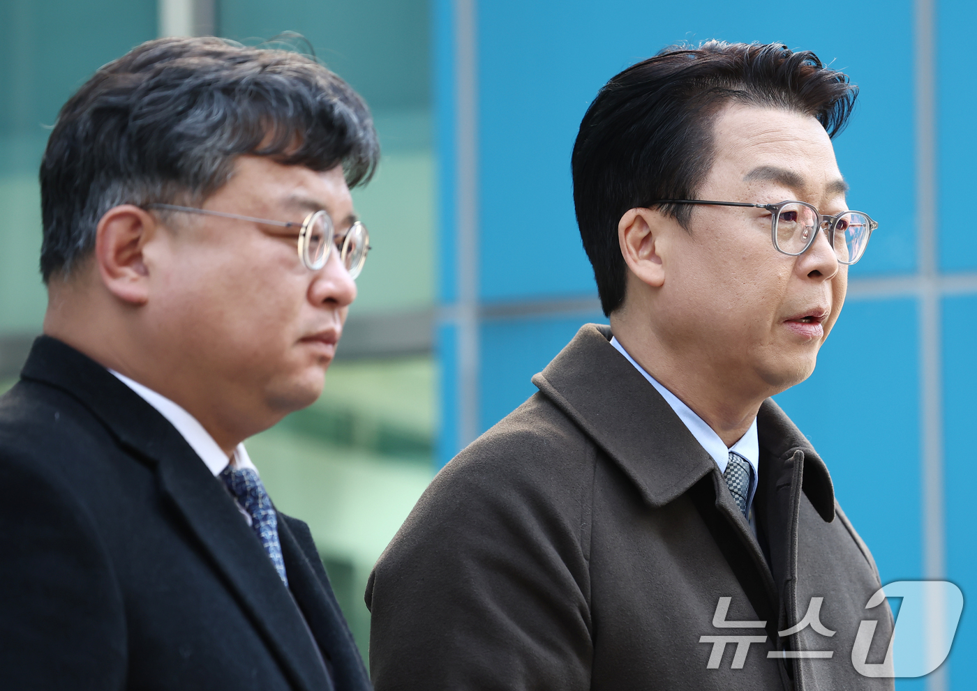 (서울=뉴스1) 김민지 기자 = 국민의힘 법률자문위원회 곽규택 위원장(오른쪽)과 김기윤 부위원장이 7일 서울 종로구 서울경찰청 민원실에서 이재명 대통령과 김민석 국무총리, 정성호 …