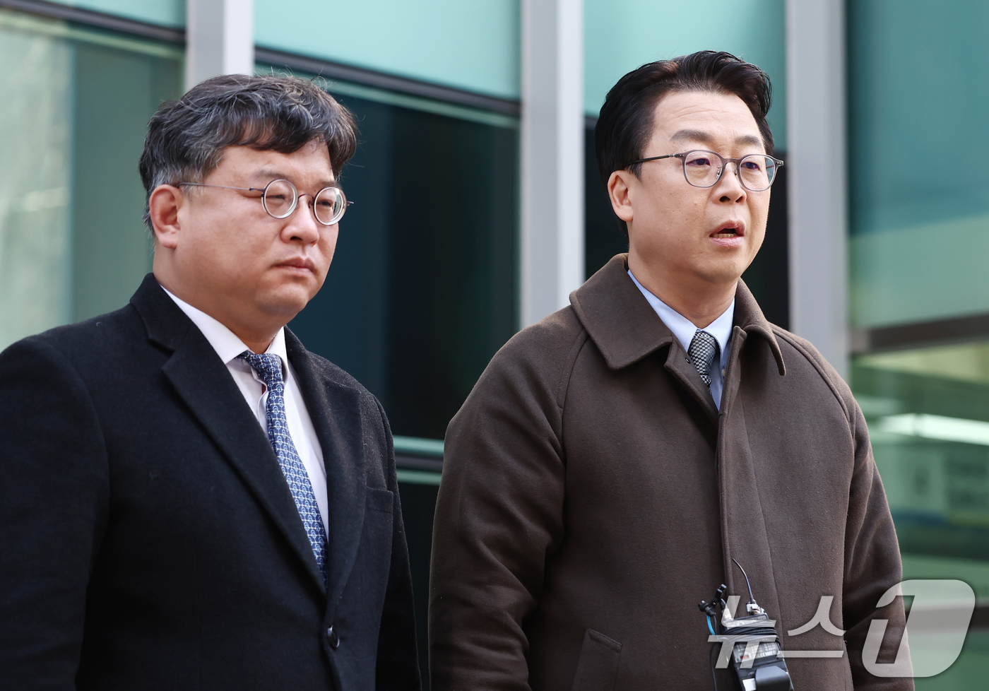 (서울=뉴스1) 김민지 기자 = 국민의힘 법률자문위원회 곽규택 위원장(오른쪽)과 김기윤 부위원장이 7일 서울 종로구 서울경찰청 민원실에서 이재명 대통령과 김민석 국무총리, 정성호 …