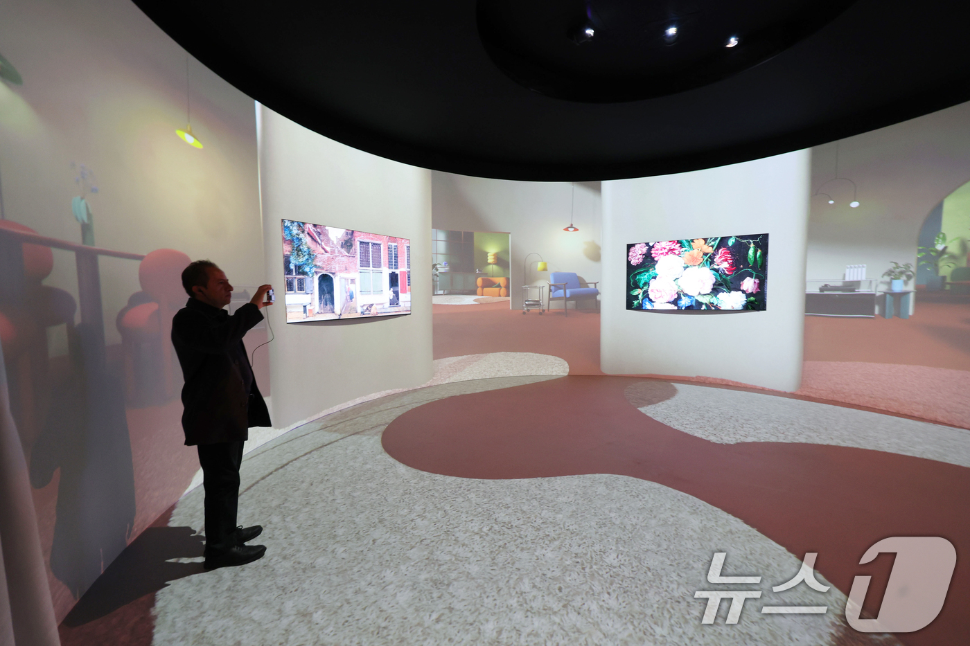 (라스베이거스=뉴스1) 황기선 기자 = 세계 최대 IT(정보기술)·가전 전시회 'CES 2026' 개막 일인 6일(현지시간) 미국 네바다주 라스베이거스 윈호텔에 마련된 삼성전자 단 …