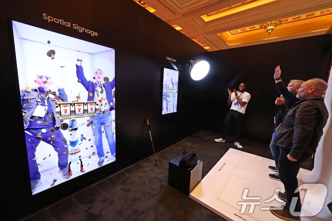 본문 이미지 - 세계 최대 IT(정보기술)·가전 전시회 'CES 2026' 개막 일인 6일(현지시간) 미국 네바다주 라스베이거스 윈호텔에 마련된 삼성전자 단독 전시장에서 관람객들이 제품을 살펴보고 있다. 2026.1.7/뉴스1 ⓒ News1 황기선 기자