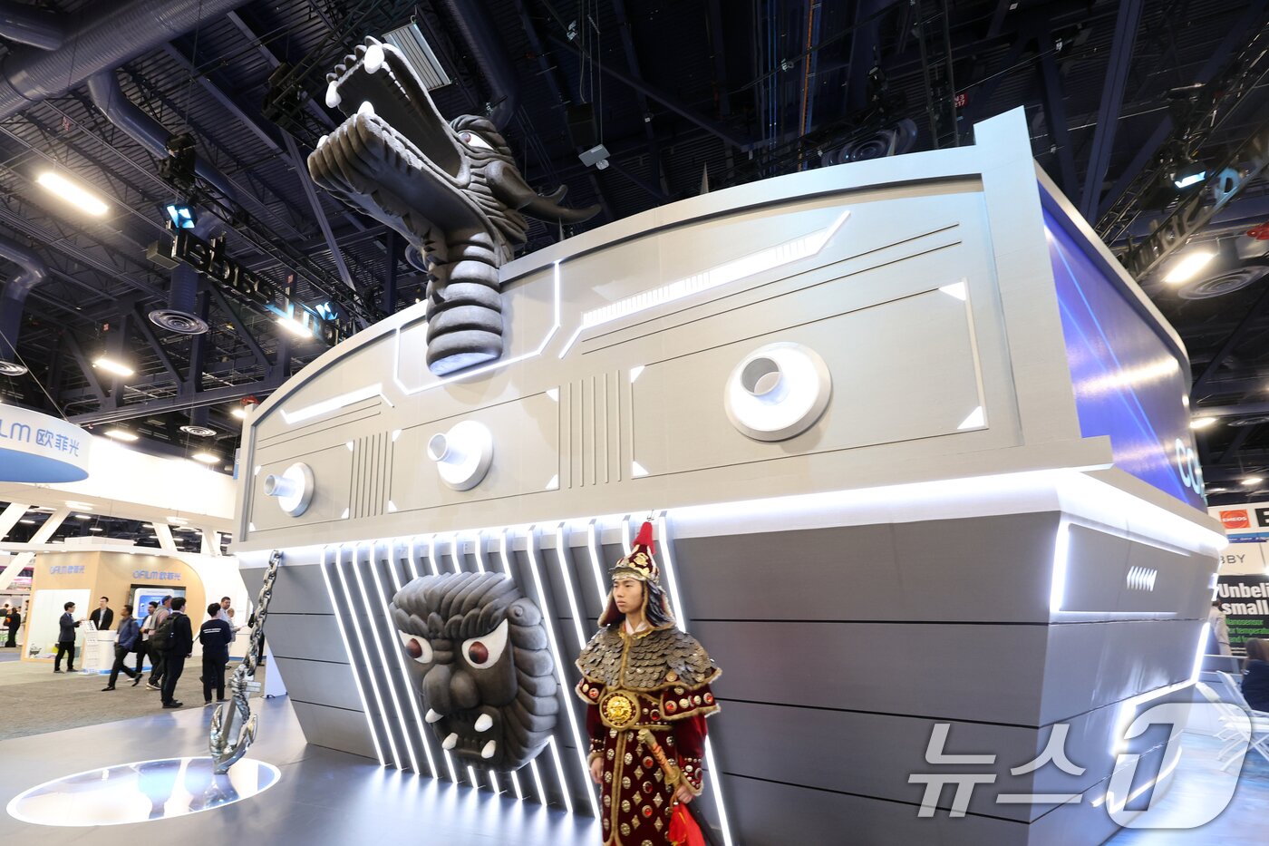 본문 이미지 - 세계 최대 IT(정보기술)·가전 전시회 'CES 2026' 개막 일인 6일(현지시간) 미국 네바다주 라스베이거스 컨벤션센터(LVCC)에 거북선 모양의 한전 부스가 설치돼 있다. 2026.1.7/뉴스1 ⓒ News1 황기선 기자