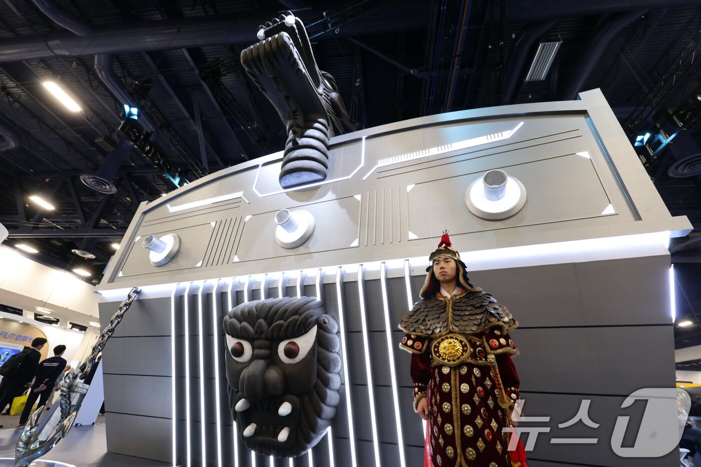 본문 이미지 - 세계 최대 IT(정보기술)·가전 전시회 'CES 2026' 개막 일인 6일(현지시간) 미국 네바다주 라스베이거스 컨벤션센터(LVCC)에 거북선 모양의 한전 부스가 설치돼 있다. 2026.1.7/뉴스1 ⓒ News1 황기선 기자