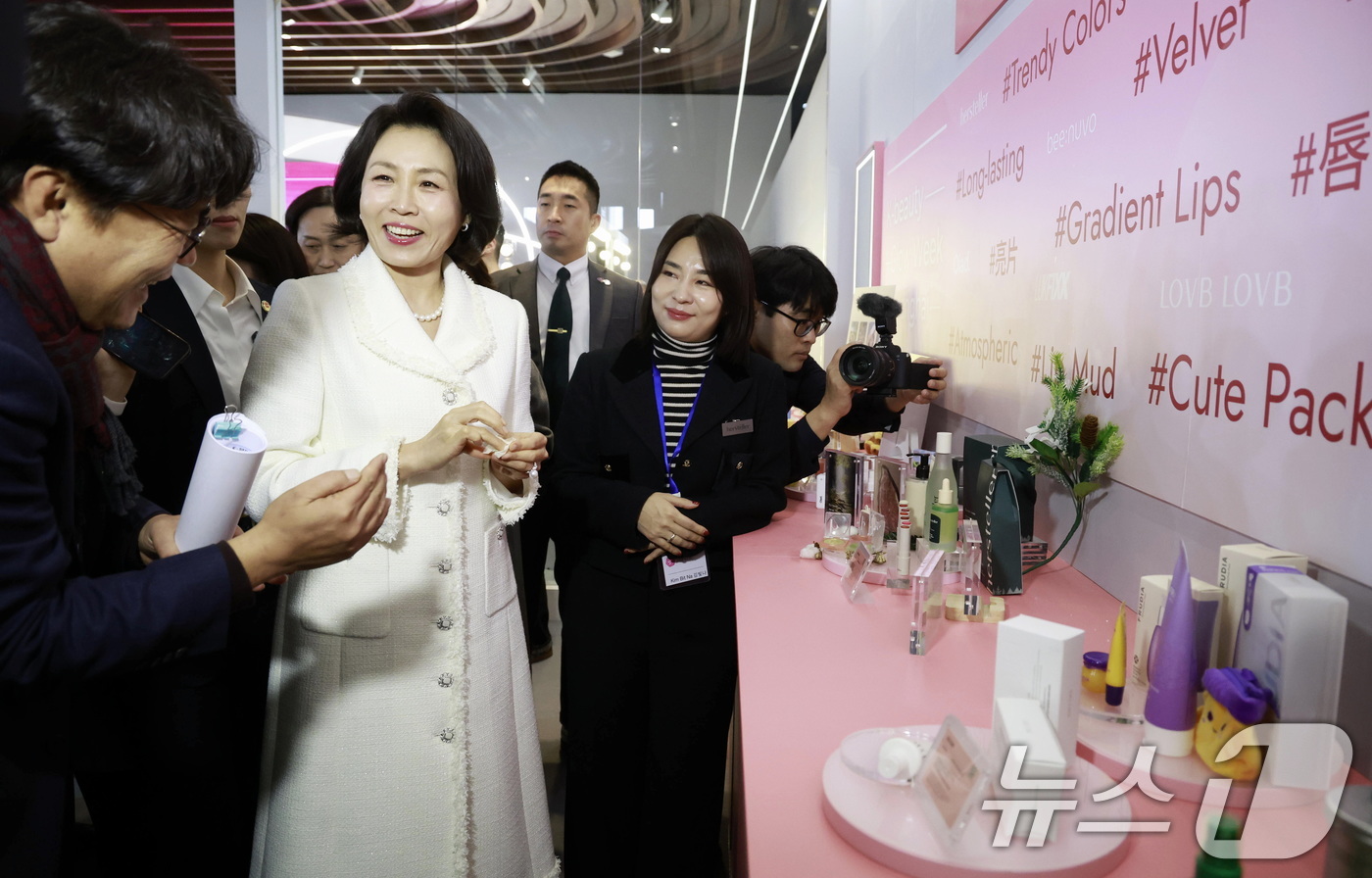 (상하이(중국)=뉴스1) 허경 기자 = 김혜경 여사가 7일 중국 상하이 푸싱아트센터에서 열린 K-뷰티행사에서 팝업스토어 전시 관람을 하고 있다. 2026.1.7/뉴스1