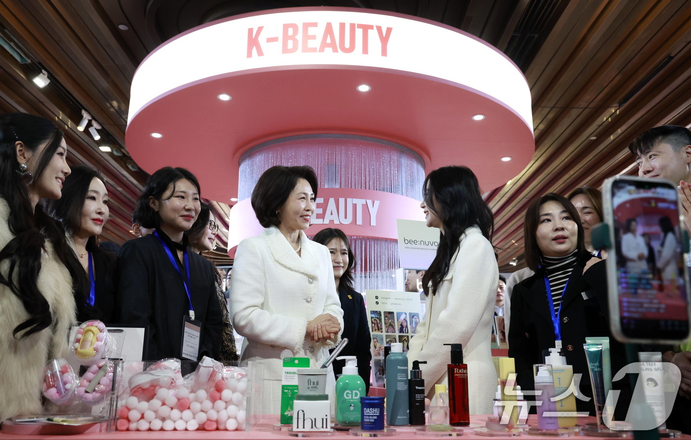 (상하이(중국)=뉴스1) 허경 기자 = 김혜경 여사가 7일 중국 상하이 푸싱아트센터에서 열린 K-뷰티행사에서 인플루언서와 K뷰티에 대해 인터뷰를 하고 있다. 2026.1.7/뉴스1 …